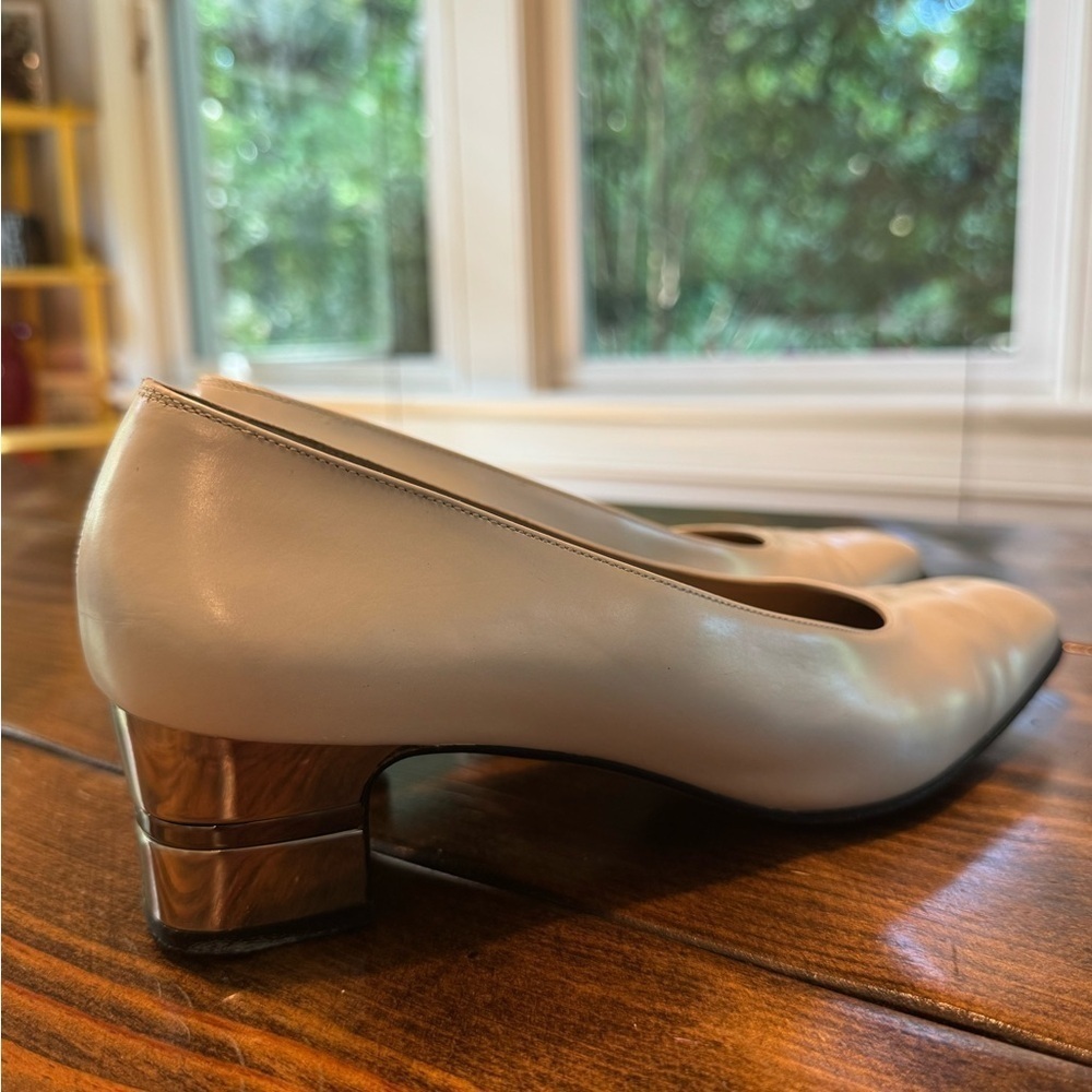 Salvatore Ferragamo shoes Vintage. Gorgeous pearl colored leather with gold heel